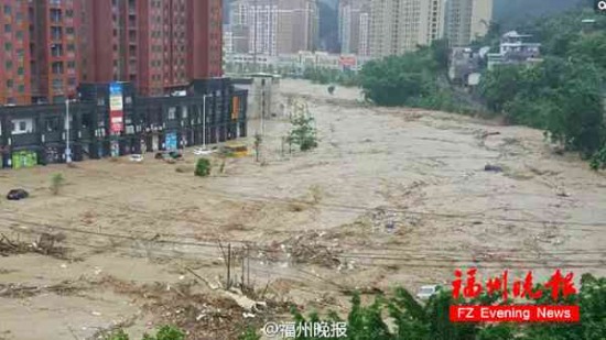 臺風尼伯特帶來暴雨