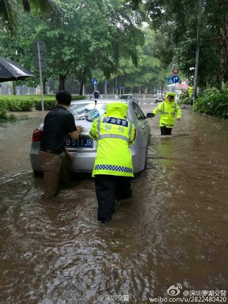 妮妲登陸深圳帶來暴雨 羅湖區(qū)筍崗寶安路口積水達50厘米