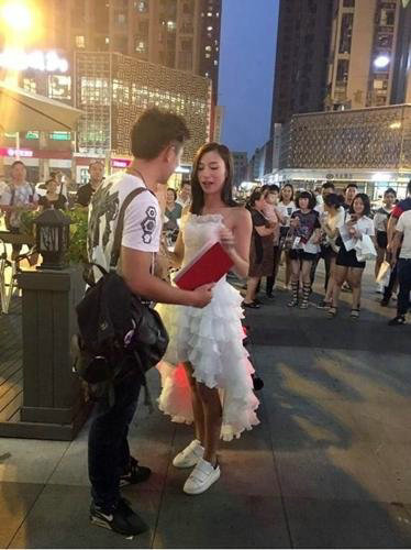 美女拿房產證求婚
