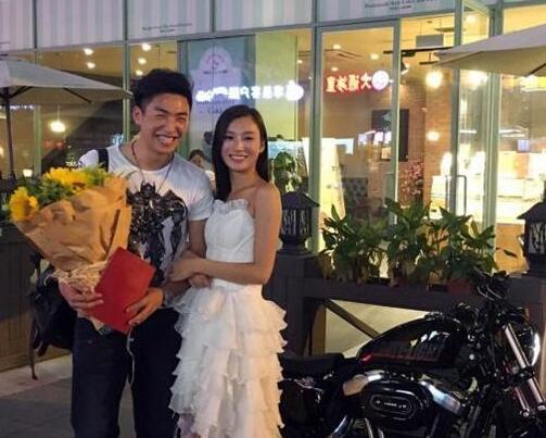 美女拿房產證求婚
