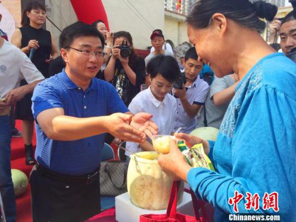 萬榮縣縣長(zhǎng)李永輝擺攤吆喝賣瓜