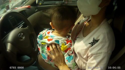 辣媽開車喂孩子