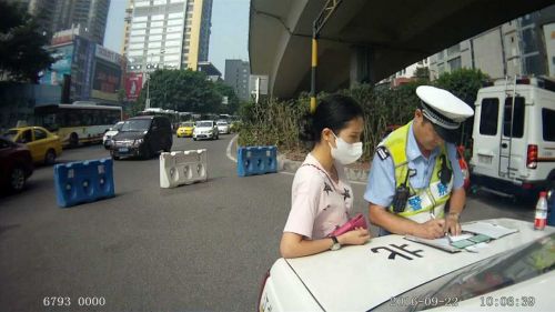 辣媽開車喂孩子