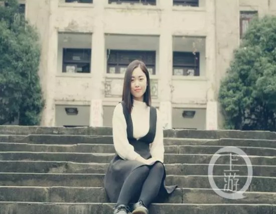 美女學(xué)霸烈日搬磚