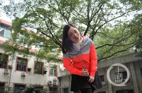 美女學(xué)霸烈日搬磚