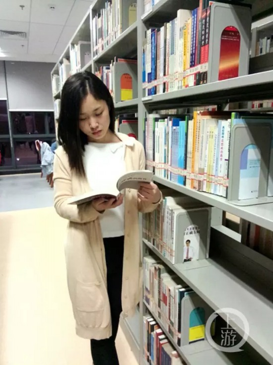 美女學(xué)霸烈日搬磚
