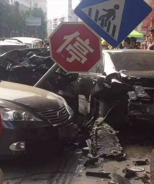東莞車禍 奔馳連撞4車致1死2傷