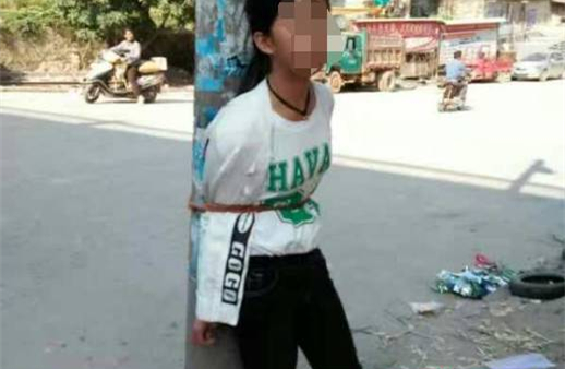 少女偷車被綁示眾