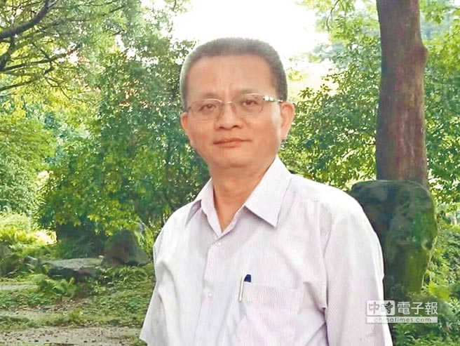 臺元旦升五星紅旗