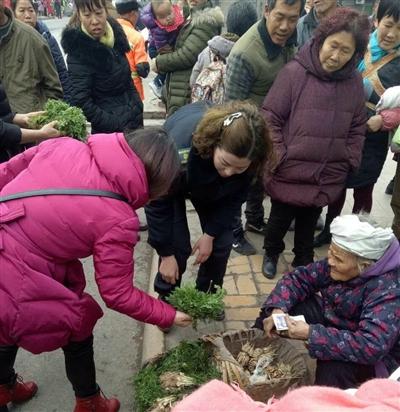 女城管幫老太賣菜