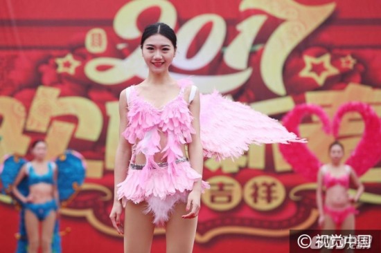 廟會(huì)上演維秘秀