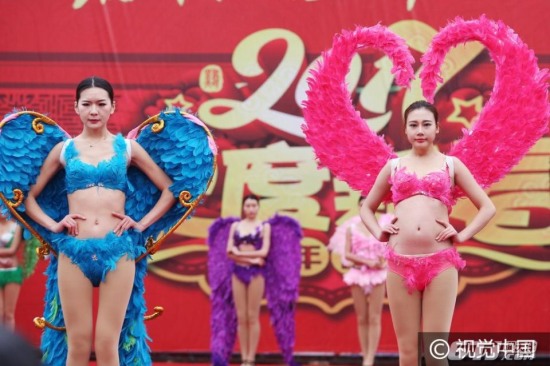 廟會(huì)上演維秘秀