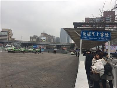 火車北站出租車上客處，一邊是排起長隊(duì)的乘客，一邊是寥寥可數(shù)的出租車。