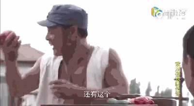 把黃瓜和胡蘿卜掰兩半，吃一口，扔出去，boom！