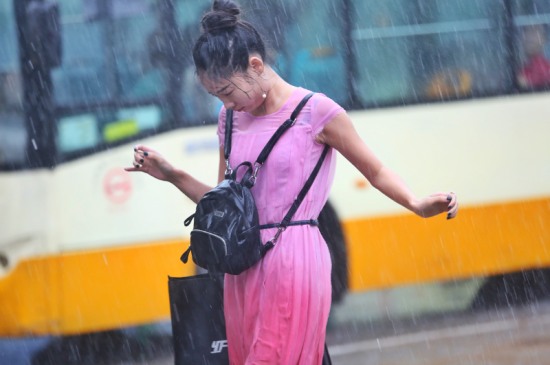 廣州雷雨大風(fēng)冰雹 強(qiáng)對(duì)流天氣好像臺(tái)風(fēng)登陸