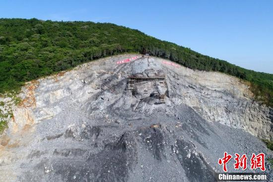 采石坑變巨幅雕像