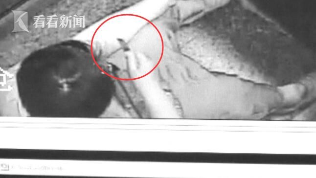 女子在ATM自殺