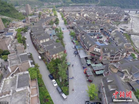 汶川地震九周年，航拍震中映秀鎮小洋樓整齊排列。 莫曉 攝 視覺中國