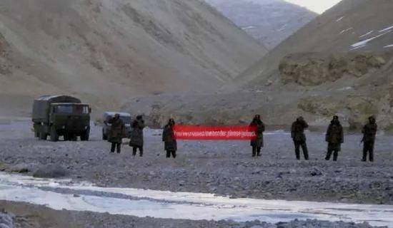 中國士兵在中印邊境拉達(dá)地區(qū)打出橫幅，要求越界的印度士兵撤回邊界線印度一側(cè)