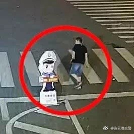 男子毆打卡通交警
