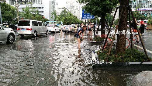 女孩光腳清下水道 網友點贊正能量