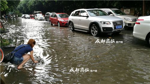 成都美女光腳清理下水道垃圾 獲網友點贊