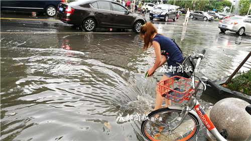成都美女光腳清理下水道垃圾 獲網友點贊