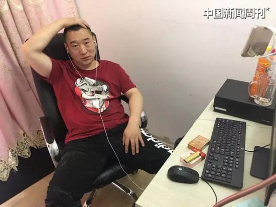 網(wǎng)名“大力哥” 的趙金龍在直播間。