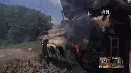 中國防雷車遭炸翻 車內(nèi)士兵安全