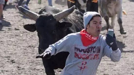 游客懸崖自拍跌落大海溺亡