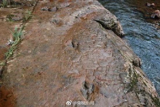 貴州河灘現(xiàn)怪腳印