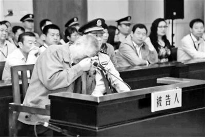 退休干部沖撞學生