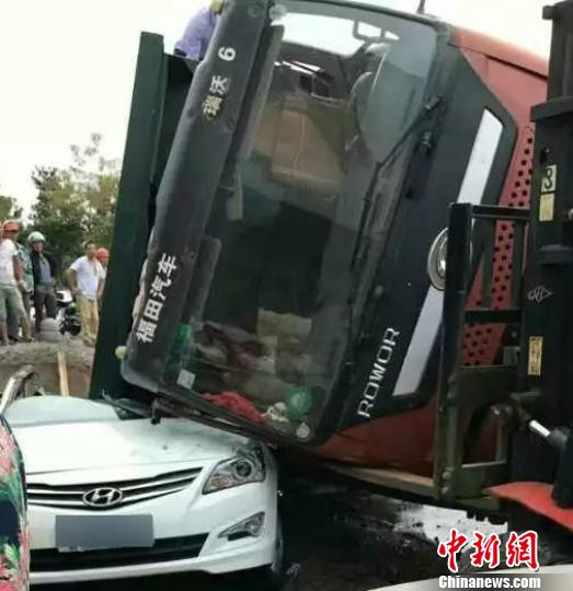 滿載石子卡車側翻