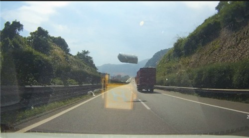 高速上飛來(lái)浴缸險(xiǎn)些釀車禍