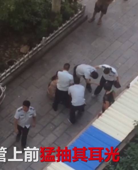 城管當街拖行菜販