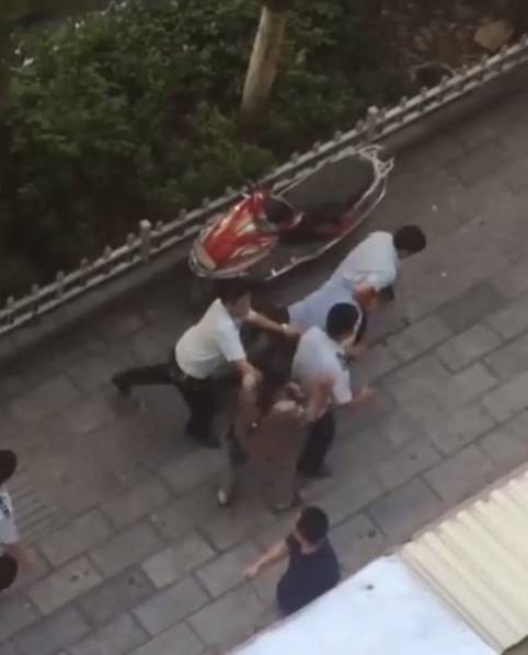 城管當街拖行菜販