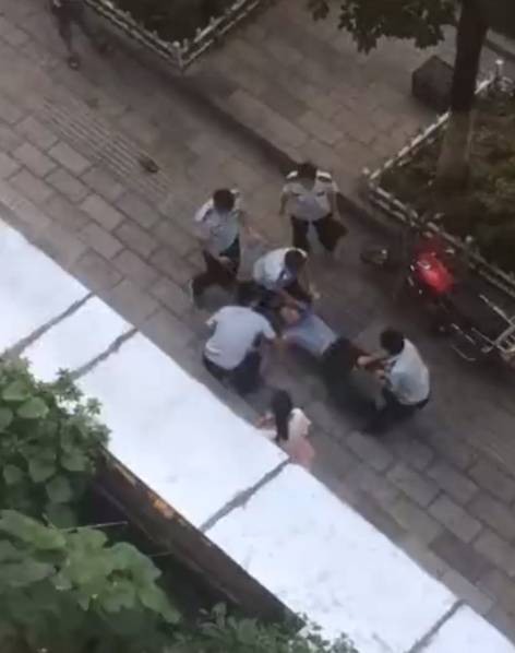城管當街拖行菜販