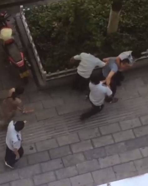 城管當街拖行菜販