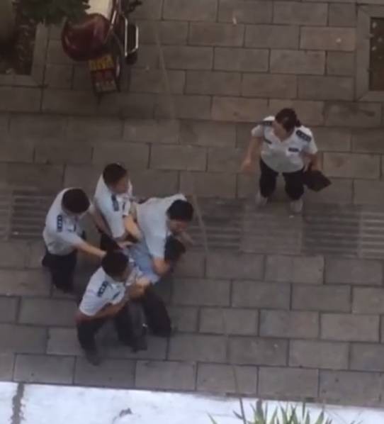 城管當街拖行菜販
