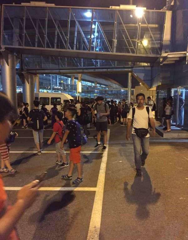 旅客砸擺渡車玻璃