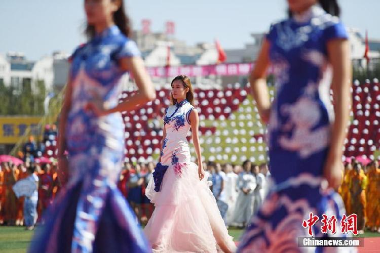 5599人同穿旗袍 打破吉尼斯世界紀錄