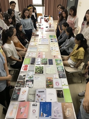 彪悍女子站椅講課