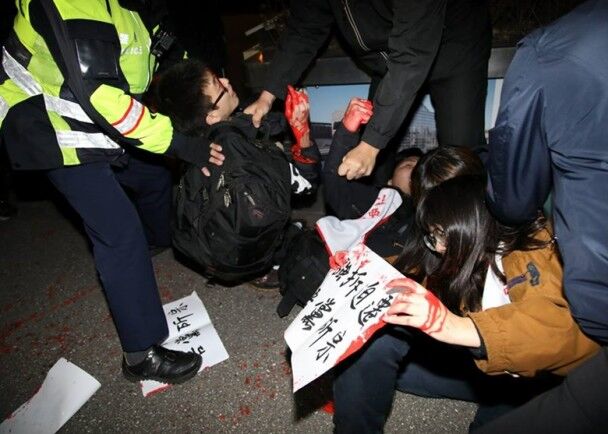 總統府大門遭潑漆