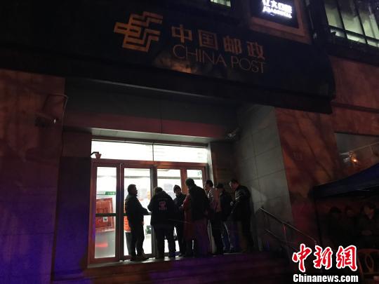 市民排隊搶購狗票