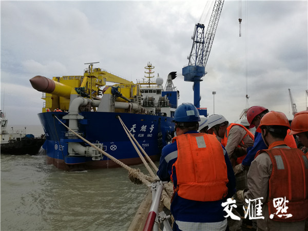 造島神器首次海試 天鯤號(hào)絞吸船