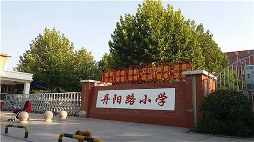 紅領巾上印廣告