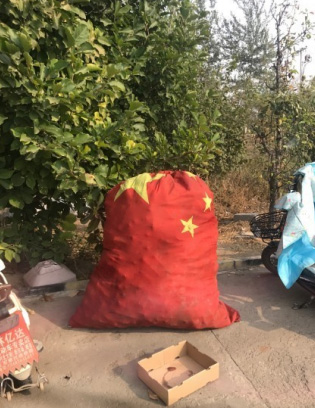 用國旗做垃圾袋