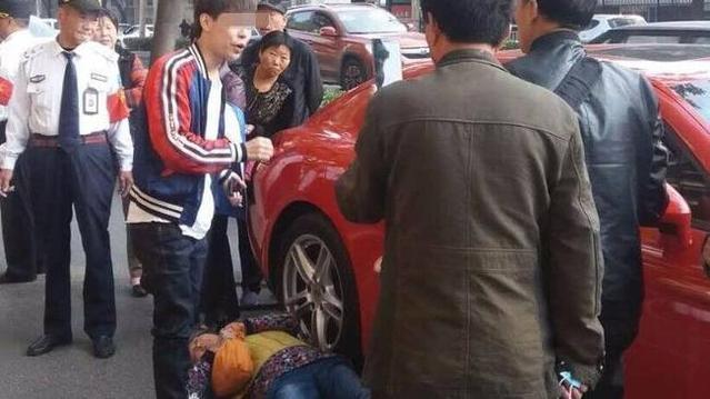 老太碰瓷保時(shí)捷被抬走