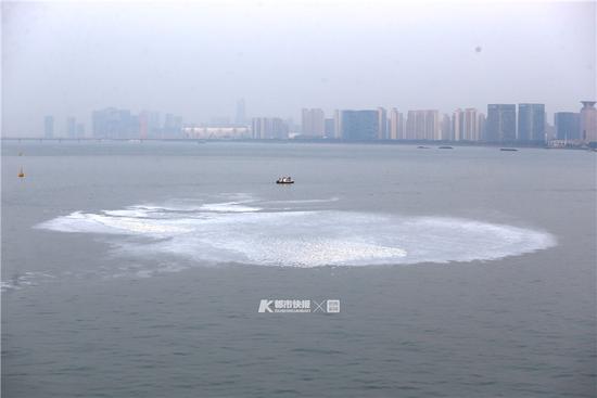 錢(qián)塘江現(xiàn)神秘漩渦