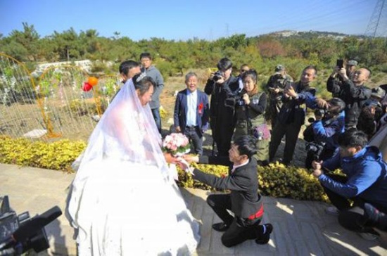 新人在公墓辦婚禮